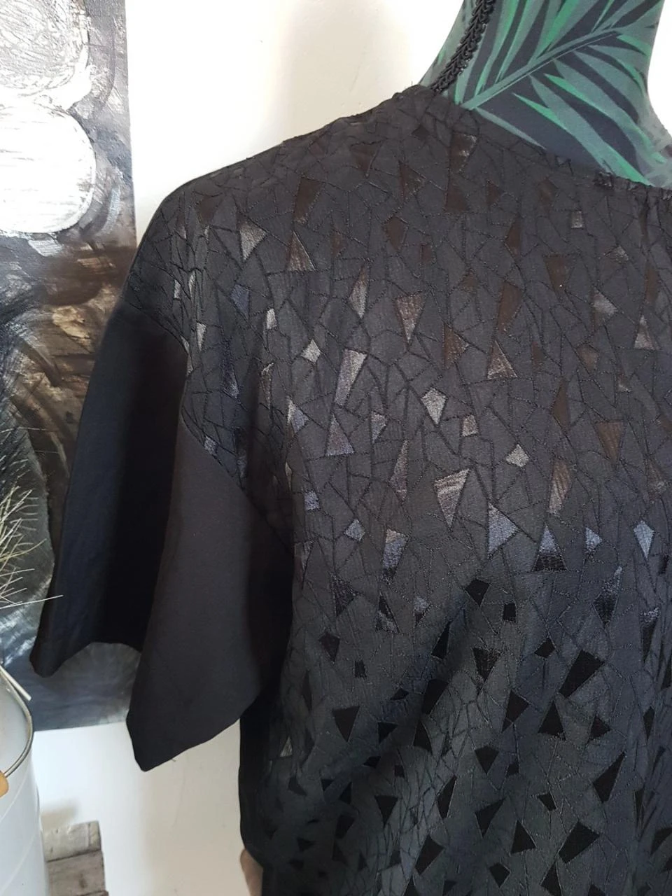 🖤Chique zwarte top met satijnen geometrische patronen, maat 42 - Prachtige rug met rits – photo 2